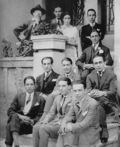 Mário de Andrade (primeiro à esquerda, no alto), Rubens Borba de Moraes (sentado, segundo da esquerda para a direita) e outros modernistas de 1922, dentre os quais (não identificados) Tácito, Baby, Mário e Guilherme de Almeida e Yan de Almeida Prado, em São Paulo, Brasil, 1922.
